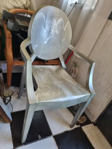 Vendo cadeira de acrílico cor prata