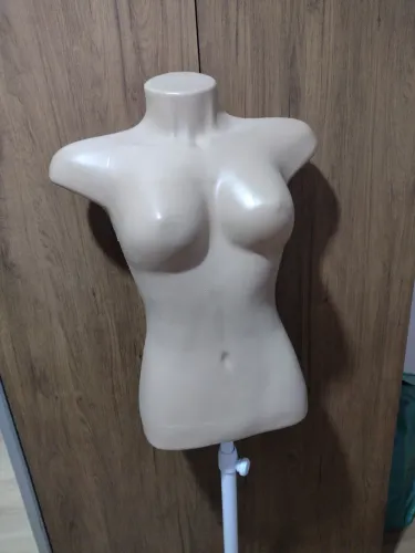 Manequim pedestal leia o anúncio