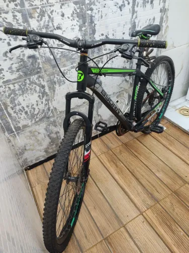 Bicicleta aro 29. 18 Machas único Don. Quadro e Rodas