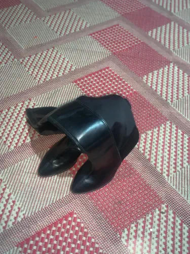 Vendo bota longa beira rio