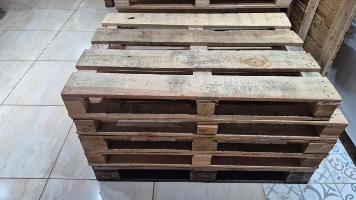 Pallets seminovos medida 1.20 por 0.80 centímetros reforçado, entregamos.