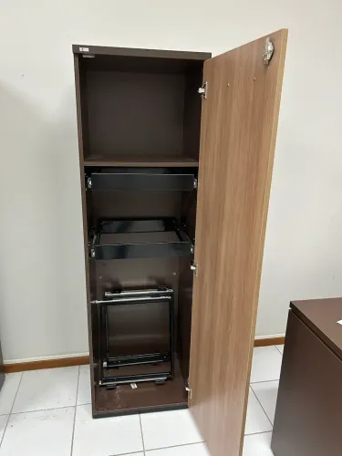 Armário alto MDF Castanho/noce com porta adaptado para pasta suspensa
