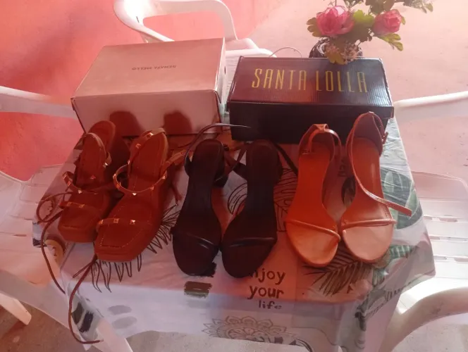 Vendo tres sandálias novas duas santa Lolla e uma da Renata Melo por 700  numeraçã 36