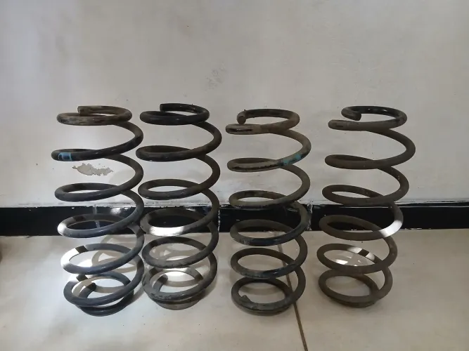 Par de Molas Traseiras Originais Toyota Etios em Aracaju, Sergipe. 