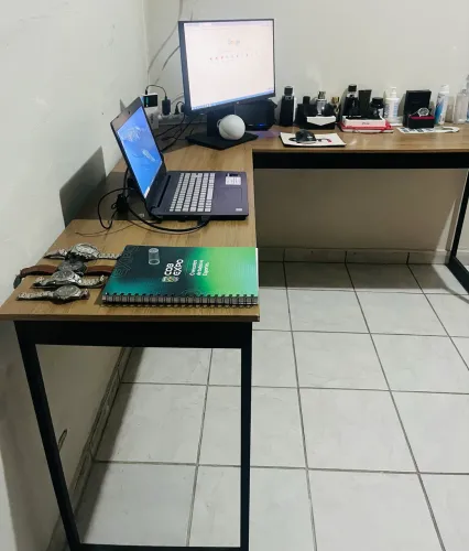 Vendo mesa em L 1.50 X 1.50 madeira