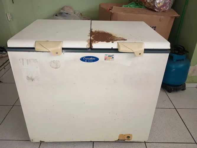 Uma frize em ótima qualidade com um pouco de ferrugem por dentro e na tampa