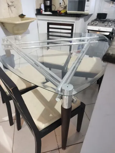 Linda mesa de vidro triangular, com um design incrível 6 lugares