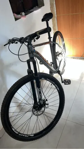Bicicleta GTSM1 Aro 29 - 24 Marchas | Freio a Disco | Excelente Estado