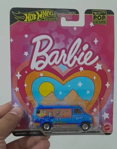 Carrinho Hot Wheels Premium Barbie Custom GMC PANEL VAN 2026 1:64 azul-claro / Pop Culture
