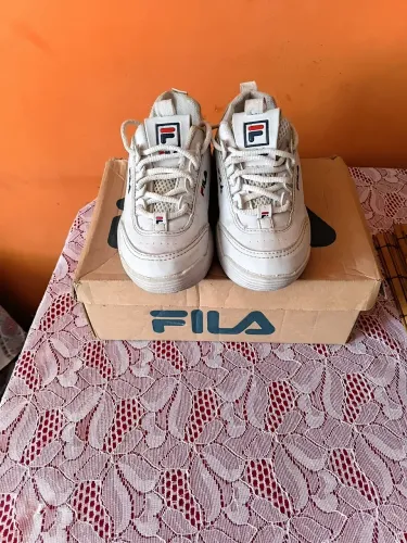 Tênis Fila.