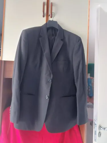 Vende-se um terno preto G 300 reais os interesados ligar para Marlene 9 *