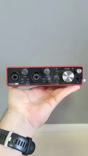 Interface de Áudio Focusrite Scarlett 2i2 3ª Geração