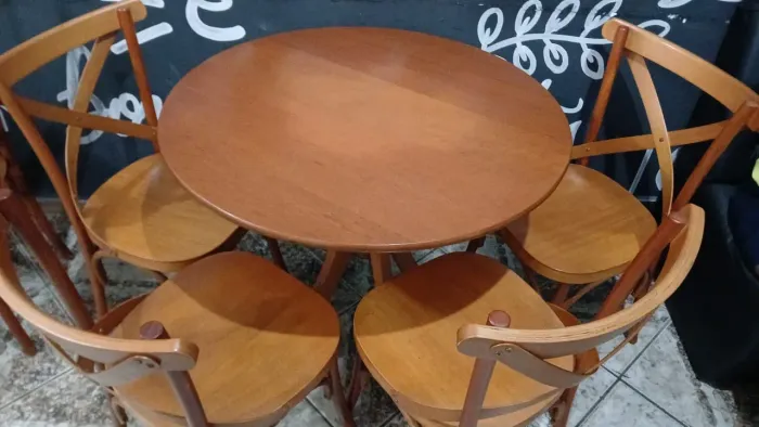Jogo de mesa com 4 cadeiras