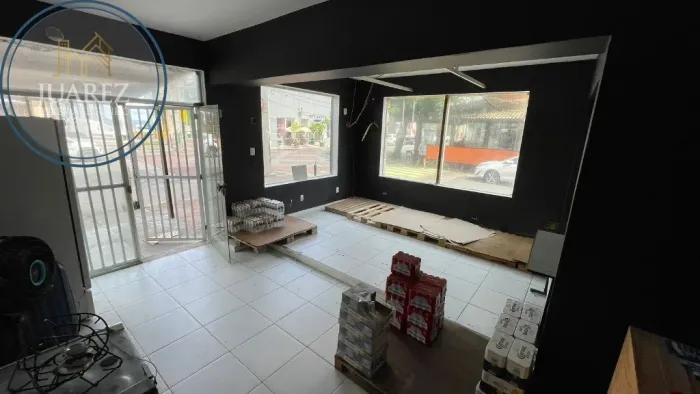 IMOVEL COMERCIAL NA BARRA COM 100M2 DE ÁREA INTERNA, MAIS 30M2 DE ÁREA EXTERNA. OPORTUNIDA