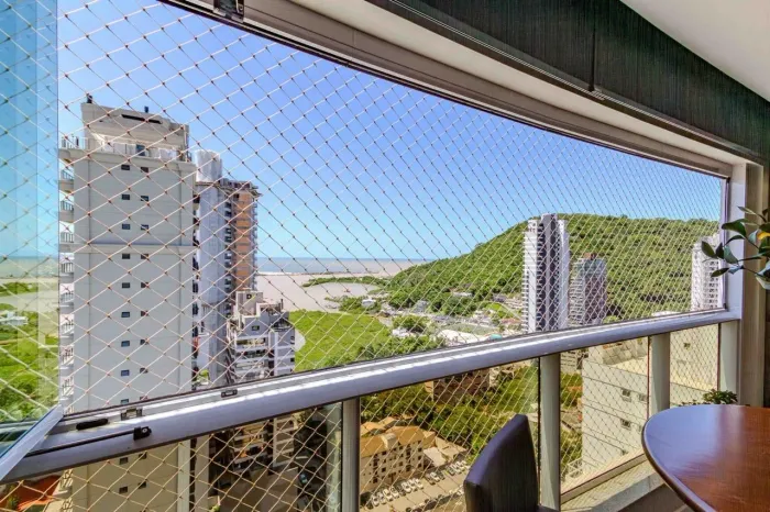 Apartamento Vista Mar e Rio com 3 Suítes Decorado em Fazenda Itajaí