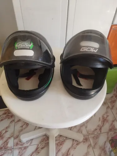 Vendo os dois capacetes seminovos 150 os dois.