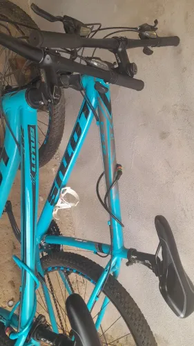 Duas bicicletas Lotus Aro 29 e CXR