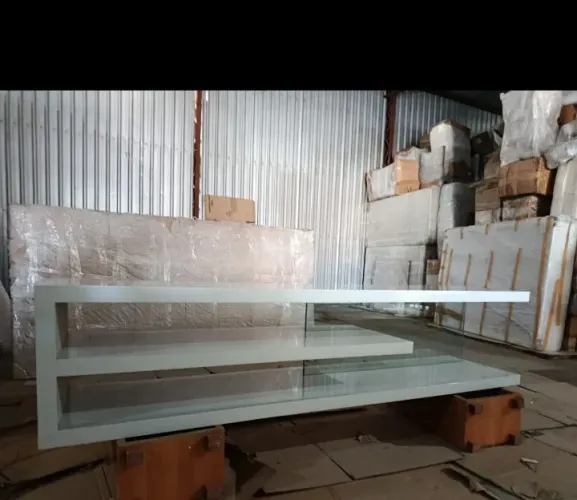 Rack laqueado com detalhe em vidro.