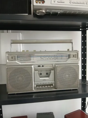 Rádio boombox vintage da marca Polyvox