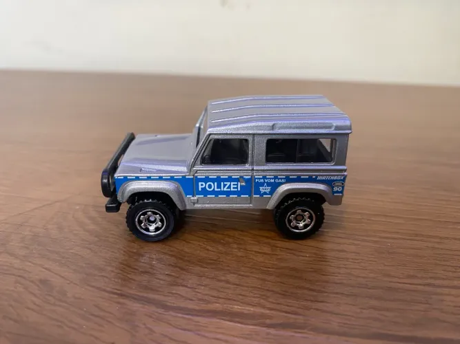 Miniatura Matchbox Land Rover 90 Polizei 1:64 Loose Novo