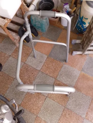 Vendo cadeira de rodas e andador em perfeito estado de conservação
