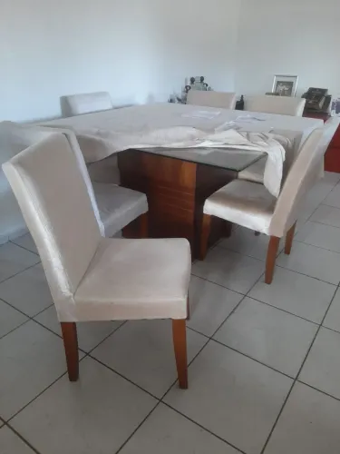 Mesa com seis cadeiras, em perfeito estado