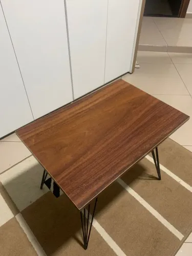 Mesa de centro em madeira com pés metálicos - 42×62 cm