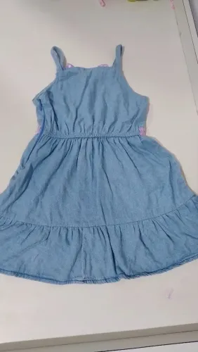 Vestido nunca usado,veste 2/3 anos,um charme