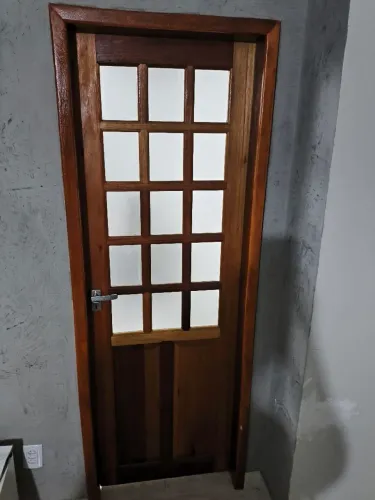 Porta em madeira maciça