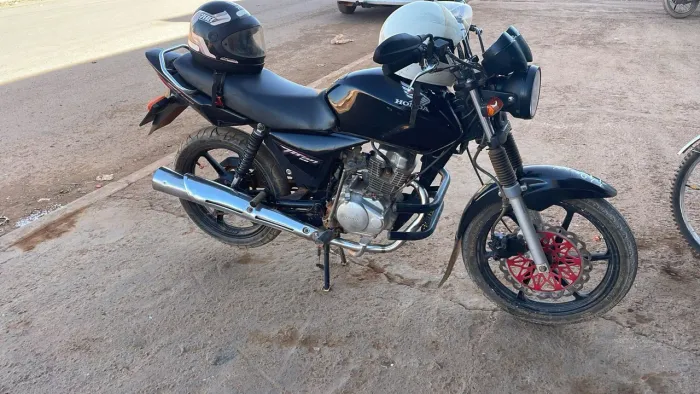 Vendo essa moto  documento 2025 PG 