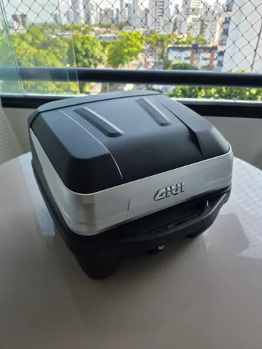 Bau GIVI com base (muito novo)