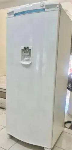 Geladeira pequena com dispenser de agua na porta