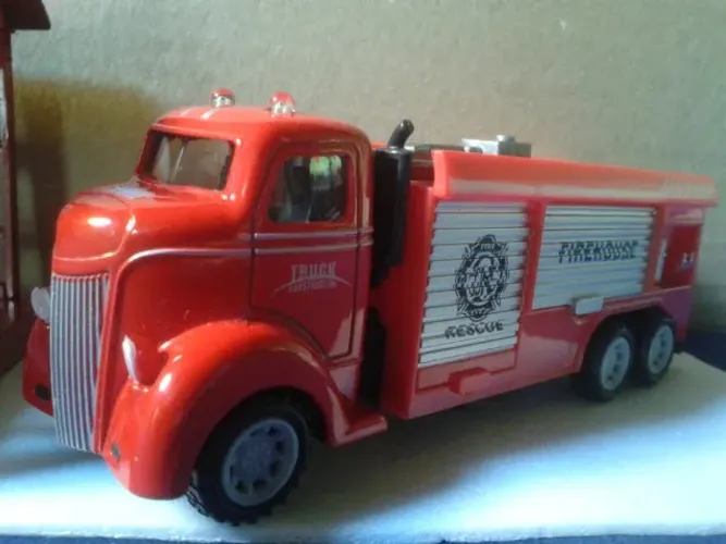 MINIATURA FORD COE 1941 - FIRE HOUSE RESCUE - TAMANHO 15CM.