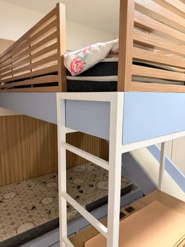 Beliche planejada com mesa de escritório embutida