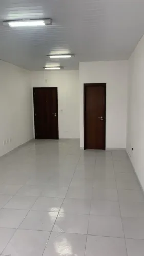 Alugo sala comercial com 34m2 no Centro de Curitiba