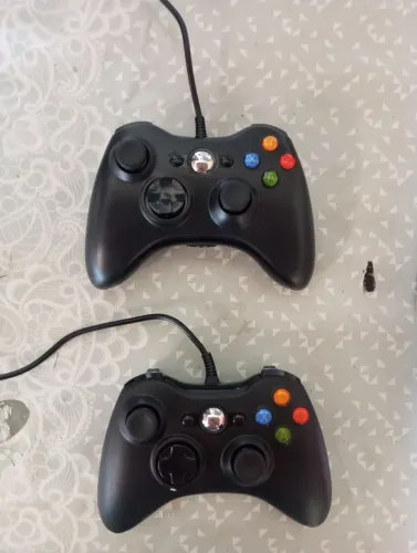 Dois controles de Xbox com fio