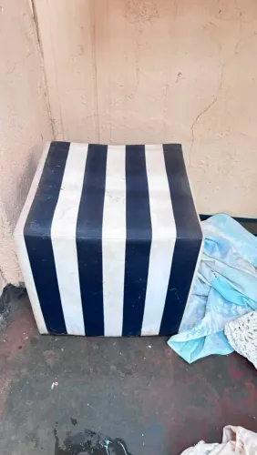 Puff azul e branco