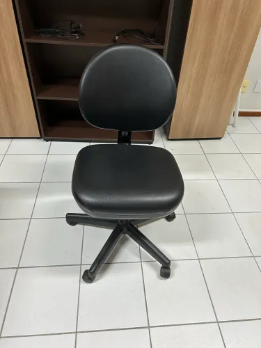 Cadeira giratória vinil preto  