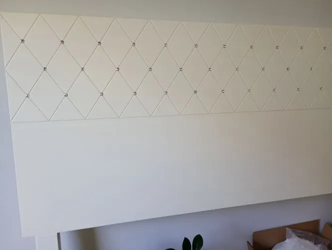 Cabeceira para cama de casal laqueada com diamantes 