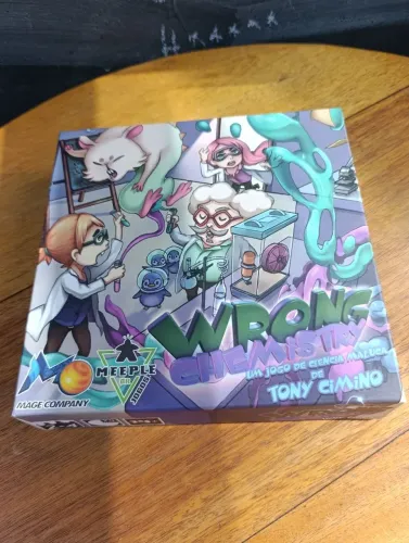 JOGO TABULEIRO WRONG CHEMISTEY DE TONY CIMINO MEEPLE BR MAGE COMPANY. 14+