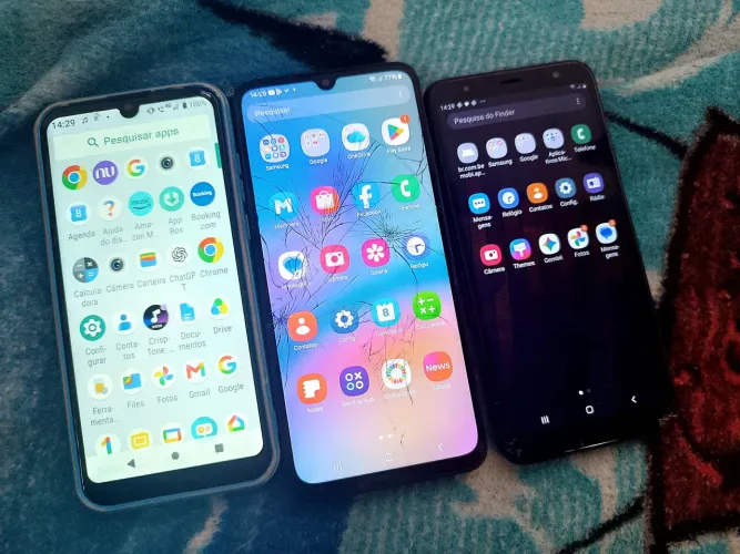 Três celulares pra vender todos funcionando perfeitamente  J4+,A5S,MotoG 8