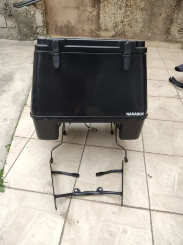 Baú de 80 litros com suporte