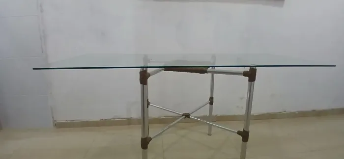 Mesa com tampo de vidro