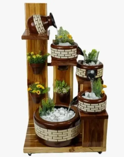 Vendo cascata de água com quatro quedas com suporte de madeira.