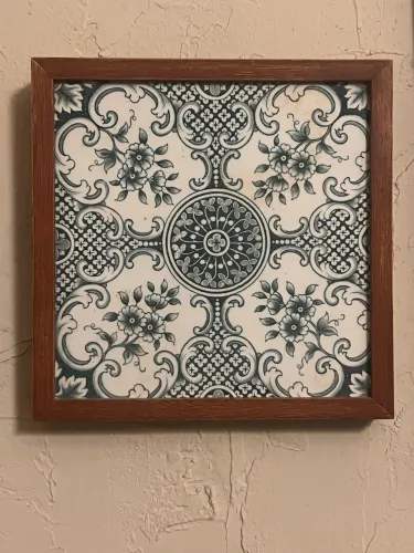 Azulejo belga emoldurado em madeira nobre