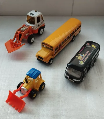 Miniaturas de ônibus e escavadeiras.