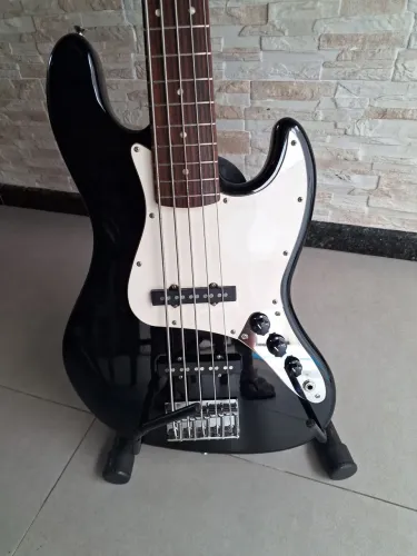 Baixo Fender Squier - 5 cordas