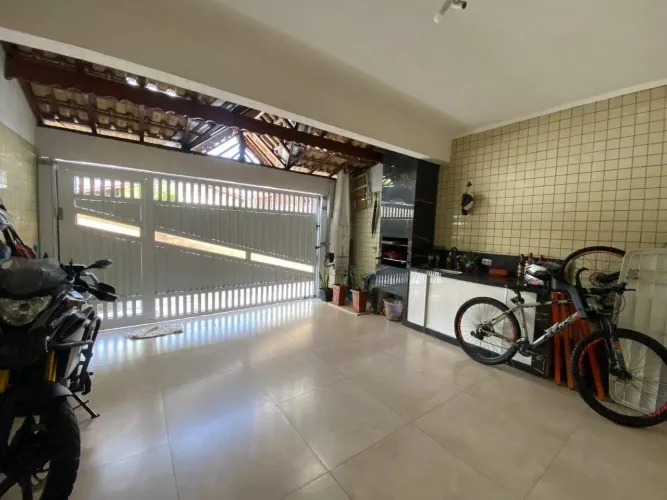 Sobrado à venda na Guilhermina, Praia Grande/SP | 3 dorms (1 suíte) e 2 vagas