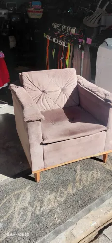 Poltrona semi nova 80x80x80 em perfeitas condições de uso 