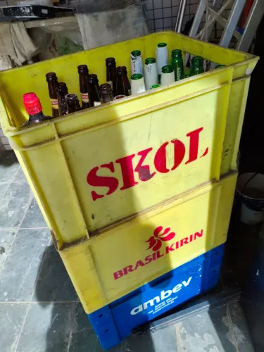 Vendo 3 Caixas com engradados de cerveja.